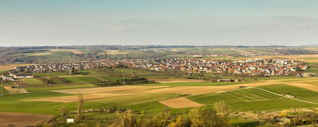 Gesamt-Brettach  -  schön gelegen zwischen Hügeln und Feldern