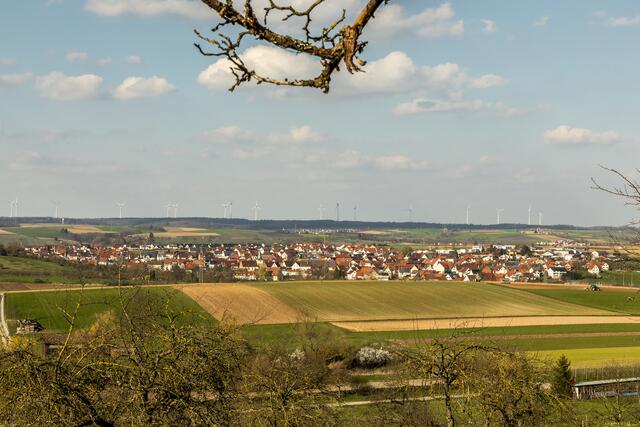 Brettach - umringt von Hügeln, Feldern und Obstplantagen