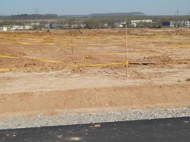 Weites Feld, in der Ferne der Heuchelberg. Bald wird hier das Fabrikgebäude aufragen