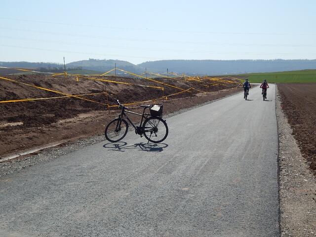 Auf der Umleitung. 2,5 Radlängen breit