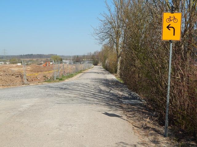 Schade, jetzt geht es wieder auf einen alten schmalen Weg, hier am Fürtlesbach entlang