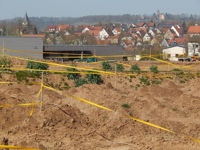 Blick auf Frauenzimmern über das Baufeld hinweg.