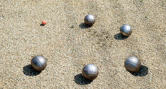 Pétanque - Spiel in der Sonne
