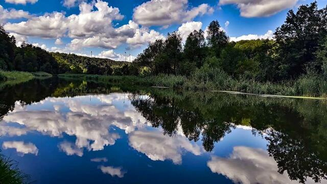 Wolken spiegeln sich auf dem Ohrnberger Stausee