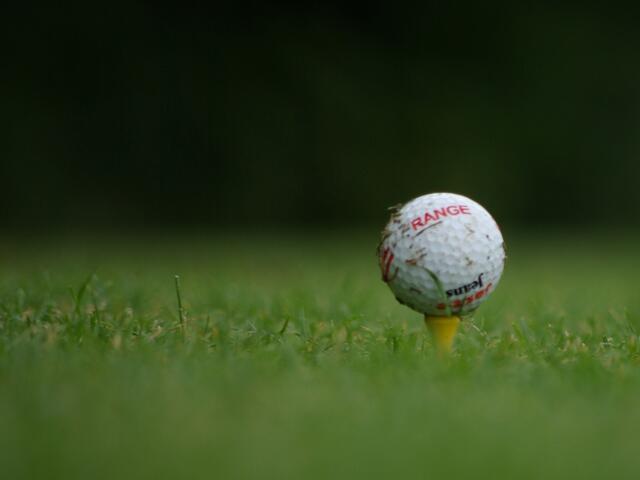 Golfball vor dem Abschlag