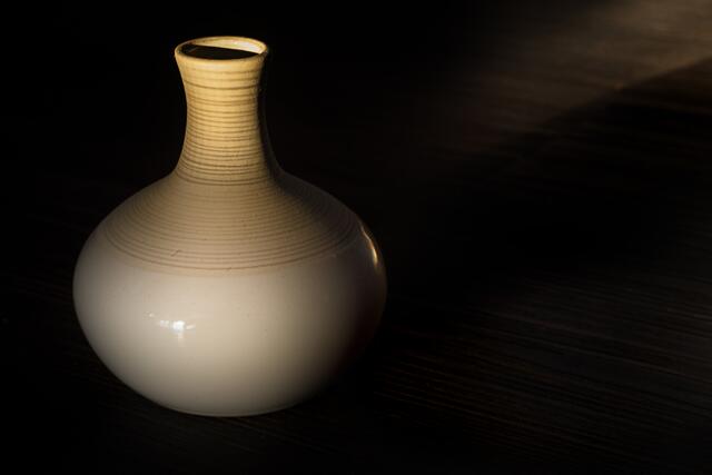 Kleine Vase beleuchtet von der untergehenden Sonne