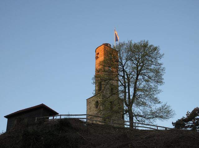 Ganz langsam hüllt die Sonne den Turm in ihr warmes Licht. Andächtig schauten wir zu.