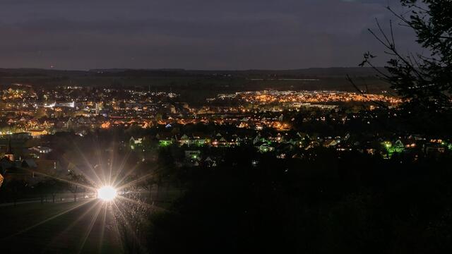 Licht und Schatten in der Nacht - Blick auf Pfedelbach, Öhringen und weiter ...
