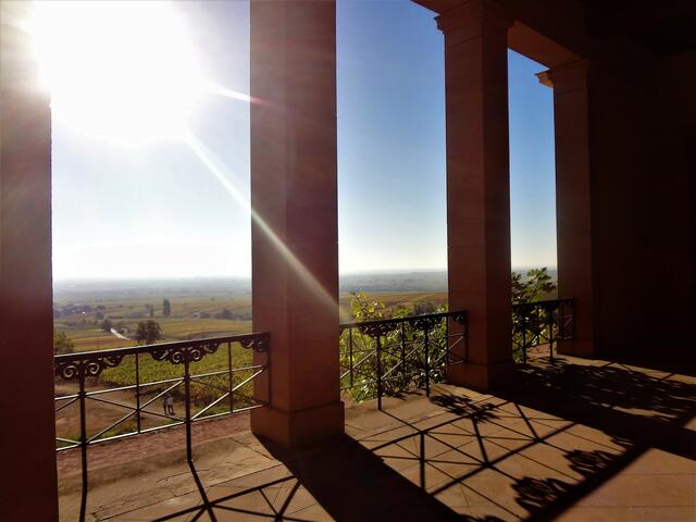 Die Sonne erhellt den Säulengang am Schloss Villa Ludwigshöhe