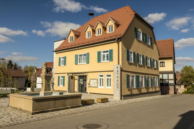 Rathaus mit Dorfbrunnen