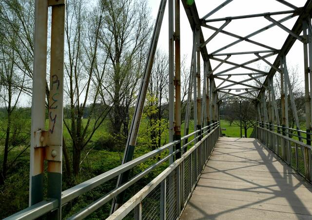 Fußgänger- und Radbrücke über den Alt-Neckar