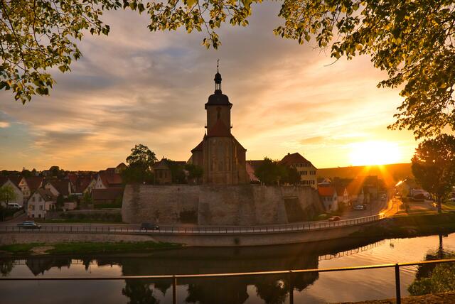 So schön ist Lauffen: Die von Blättern umrahmte Regiswindiskirche, fotografiert von Heimatreporter Ulrich Seidel. | Foto: Ulrich Seidel