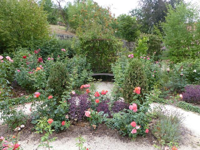 Rosengarten in der Parkanlage Walk.