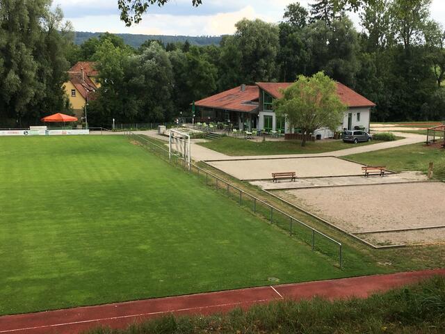 Sportheim des TSV Neuenstein mit Sport- und Bouleplatz.