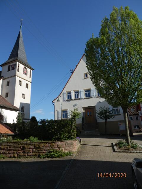Evang. Kirche und Pfarrhaus