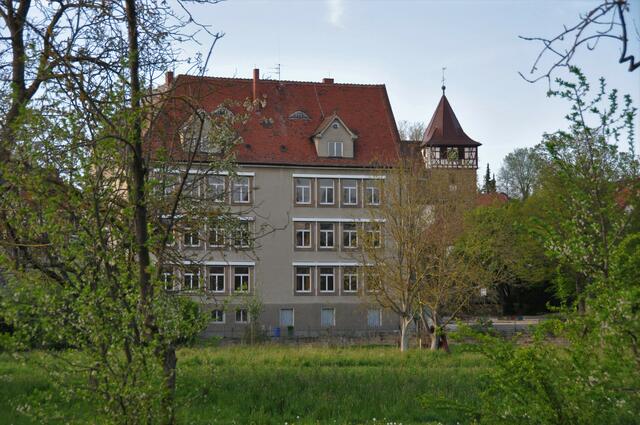 Leinbachschule mit Ev. Peterskirche, Neckargartach