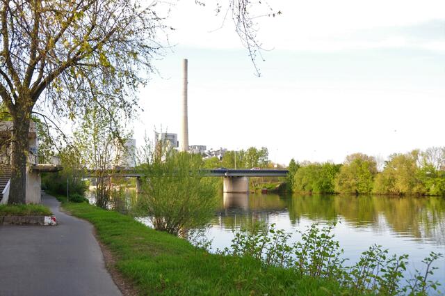 Neckargartacher Brücke über den Neckar mit Blick zum EnBW