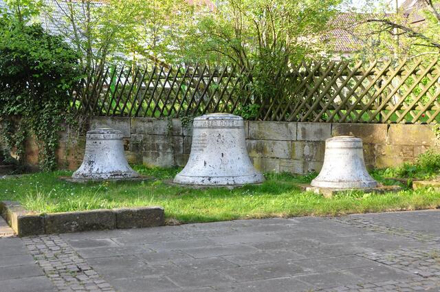 Glocken stehen in Hof vor der Peterskirche, Neckargartach