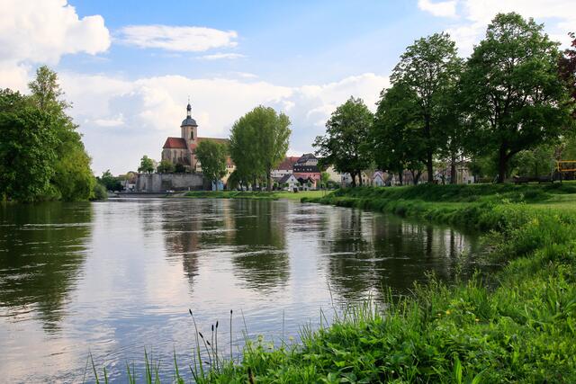 Regiswindiskirche mit Neckar im Frühling