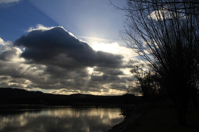 Sonne schaut hinter den Wolken hervor am Breitenauer asee