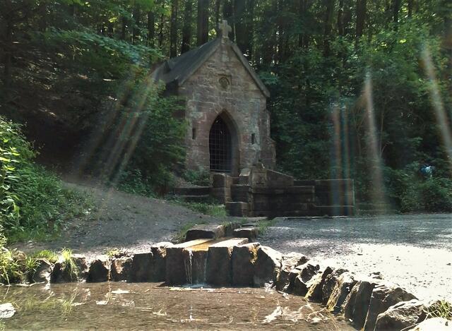 Mystisches Licht am Köpferbrunnen