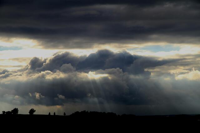 Lichtstrahlen hinter den Wolken.