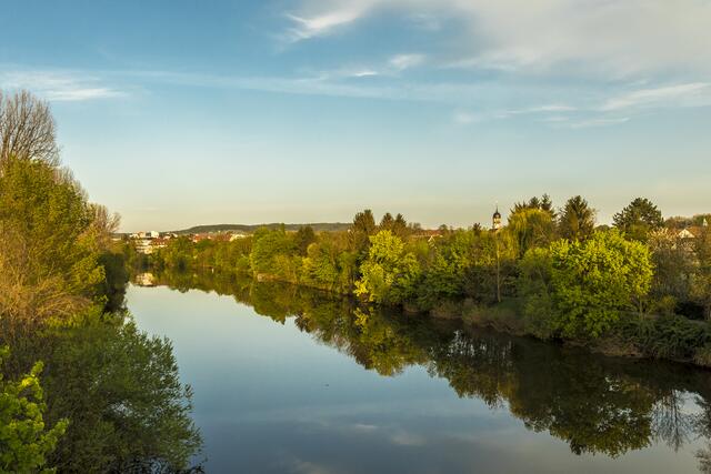 Heilbronn-Sontheim am schönen Neckar, rechts der Kirchturm der Katholischen Martinuskirche