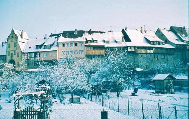 Verträumtes Städchen mit Schnee bedeckt