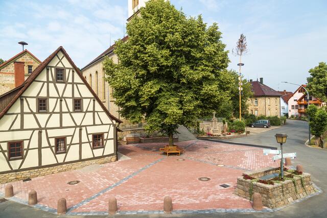 Krautheim-Oberginsbach, Roter Platz mit Bürgerhaus, Kirche und Pfarrhaus