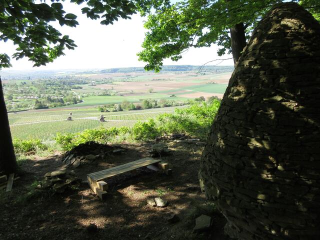 Aussicht. Ganz gefährlich ist hier, dass sich jemand eine Grillstelle eingerichtet hat.... Es ist ein herrlicher Platz aber jetzt ist keine Zeit für Feuer im Wald. WALDBRANDGEFAHR!!!