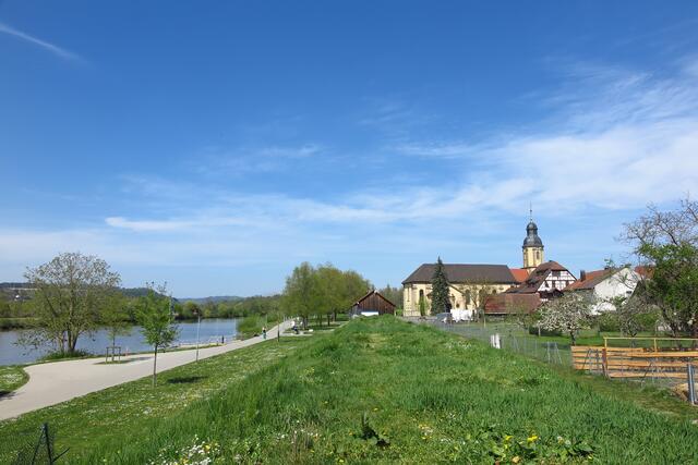 Hochwasser Damm und Kirche im Hintergrund