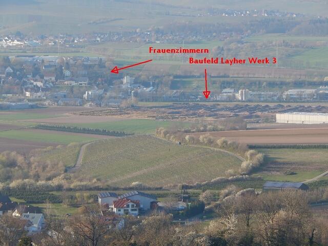 Man sieht: Frauenzimmern liegt ganz nah an der Fabrik. Diese wird bald das Bild bestimmen. Noch sind da die Erdhügel der archäologischen Grabungen.