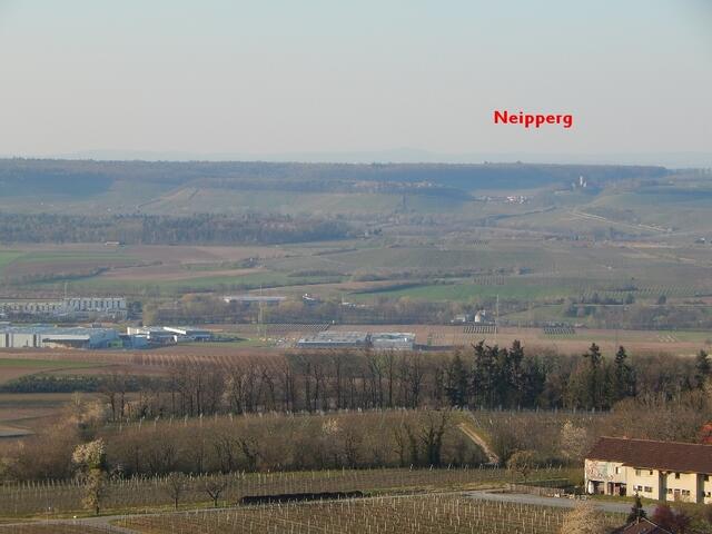 Links in der Mitte Taxis, mittig ein weiterer Gewerbebau