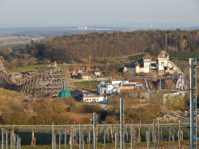 Auch der Freizeitpark Tripsdrill greift mit immer neuen Attraktionen und Parkplatz ins umliegende Gelände.