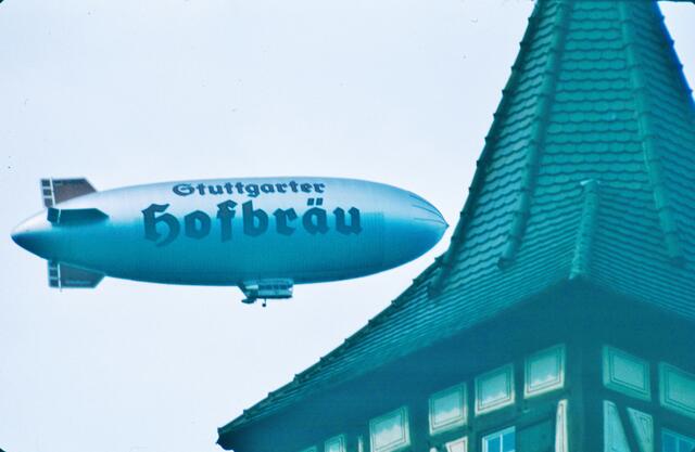Zeppelin ganz nah am Diebsturm währen einer Festveranstaltung