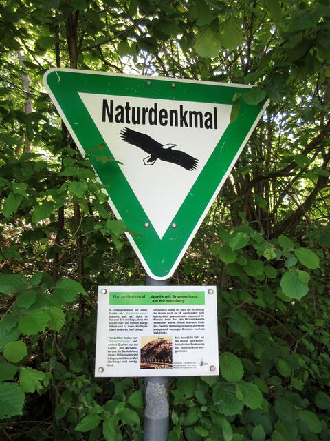 Der heilige Kindlesbrunnen befindet sich am Bruchsaler Kreuzweg und ist zwar wegen seiner historische Bedeutung ein Naturdenkmal, aber bescheiden und verdreckt.