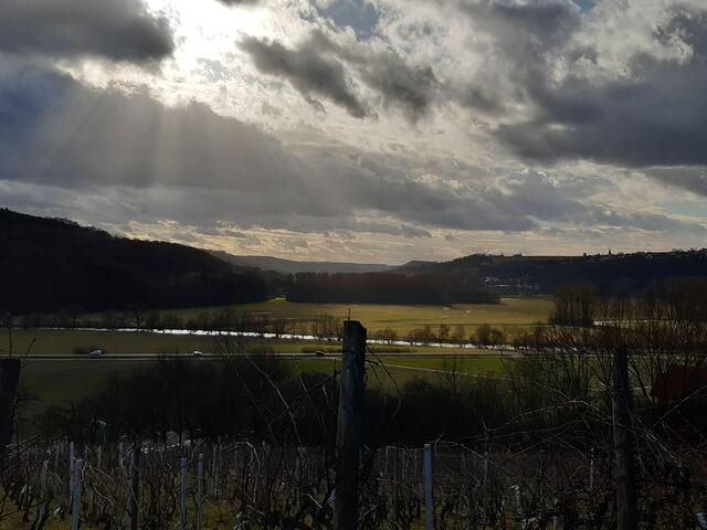 Sonnenuntergang mit Blick auf Krautheim, im Vordergrund die Jagst