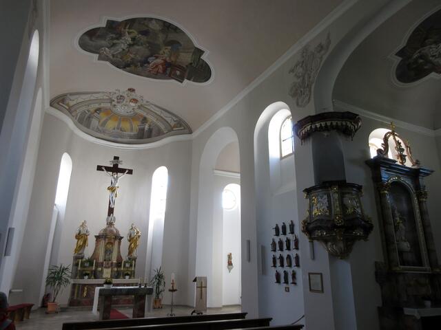 Das schlichte kühle Weiß im Inneren ist beeindruckend, so kommen die wunderbaren Deckengemälde noch besser zur Geltung