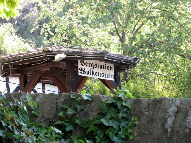 Diese Bergstation befindet sich im Tal und ist nur Theater-Kulisse. Es gibt hier keine Bahn. Also zu Fuß hoch auf den Berg.