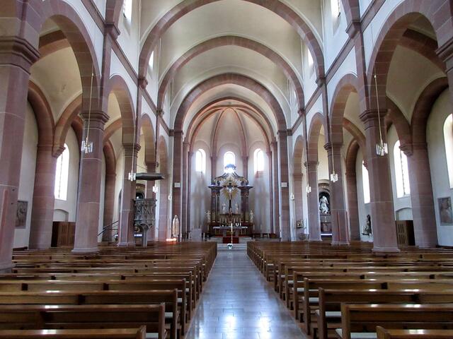 Die Kirche in Untergrombach ist auch offen für Besucher. Gottesdienste finden aber momentan nicht statt