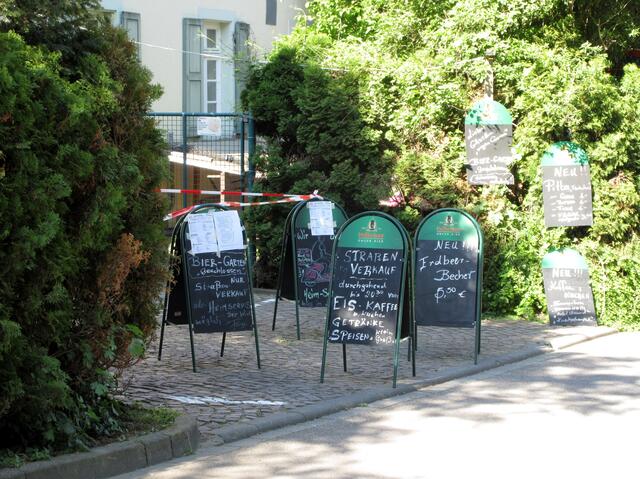 Hier gibt es alles, was das Herz begehrt... aber eben wegen Corona nur "über die Straße"