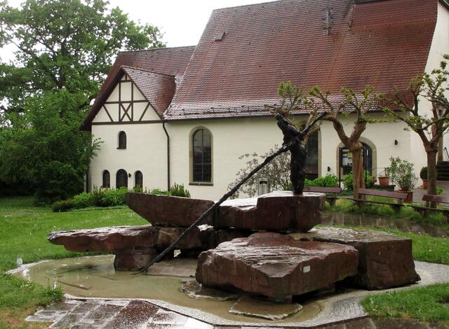 Der Fährbrunnen in Klingenberg war am Montag in der Zeitung im Rahmen von "50 Wochen, 50 Orte" abgebildet und gab den Anlass zu dieser Mittwochstour.