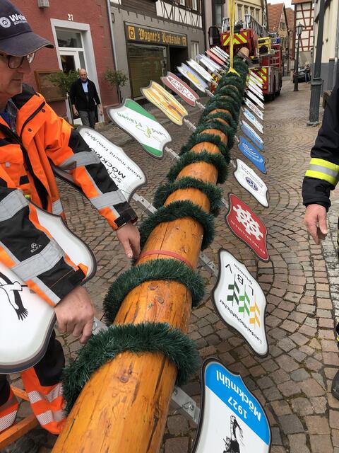 Anbringung der zahlreichen Vereinswappen