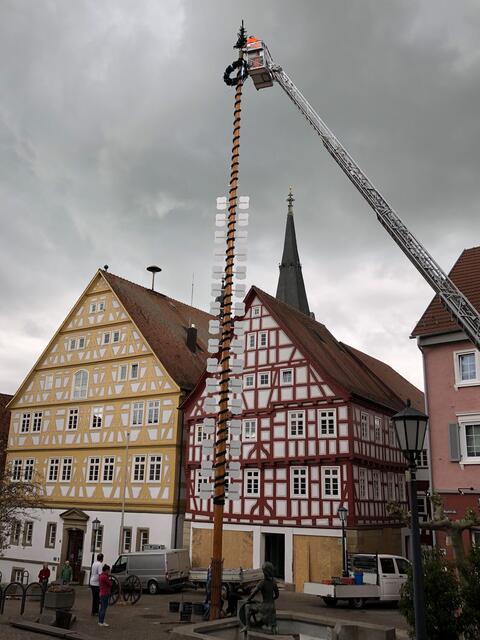 Auch der Kranz und die Tannenspitze werden mit Hilfe der Drehleiter nach oben gebracht