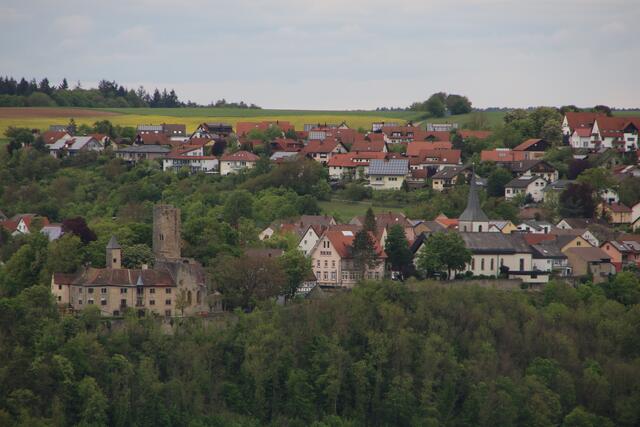 Das schöne Krautheim mit der Stauferburg, historischen Rathaus und St. Marien Kirche.