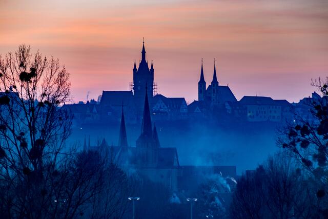 Blauer Turm mit ev. Stadtkirche und Ritterstift im Tal