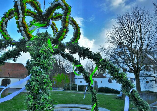 Brunnen mit Osterschmuck