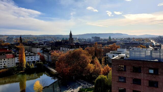 Blick von der Dachterrasse Experimenta auf die Neckarmeile