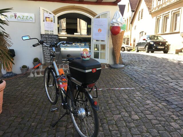 Pause bei der Eisdiele - Spaghetti Eis - mit Fahrrad