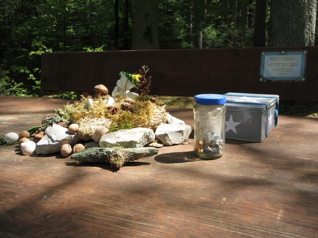 Einladend gedeckt der Vesperplatz. Und wer das Rauchen gar nicht sein lassen kann... damit der Wald geschützt wird steht hier ein Glas um die Kippen zu entsorgen.